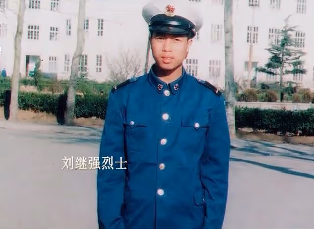 1997年,吉林19歲海軍士兵為救落水男子犧牲,好戰友替他盡孝25年