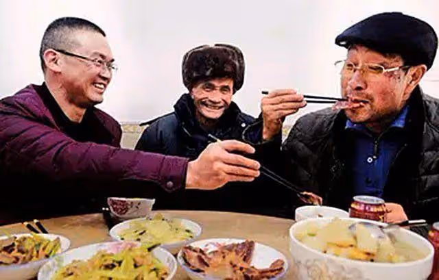1997年，吉林19歲海軍士兵為救落水男子犧牲，好戰友替他盡孝25年