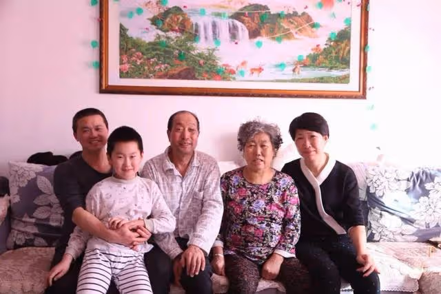 1997年,吉林19歲海軍士兵為救落水男子犧牲,好戰友替他盡孝25年