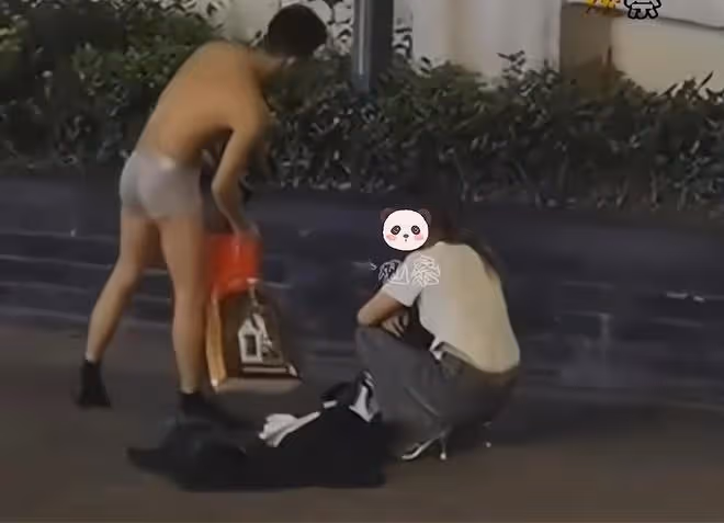情侶在街頭鬧分手,男子脫光女友買的衣服,只穿短褲就走了