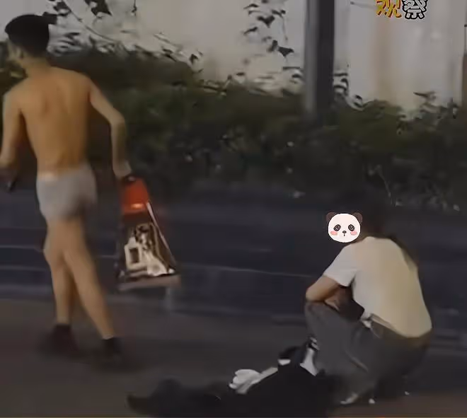 情侶在街頭鬧分手,男子脫光女友買的衣服,只穿短褲就走了