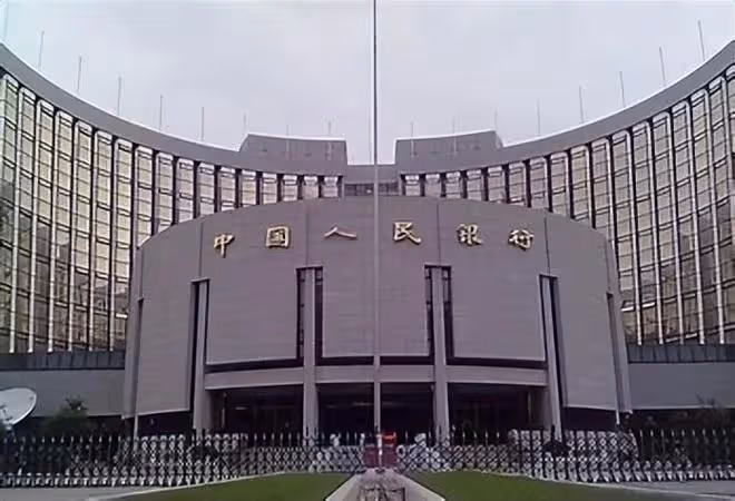 2012年八旬老太銀行取錢,5萬存款只剩20,銀行:給你50算照顧你