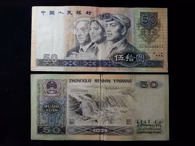 2012年八旬老太銀行取錢,5萬存款只剩20,銀行:給你50算照顧你