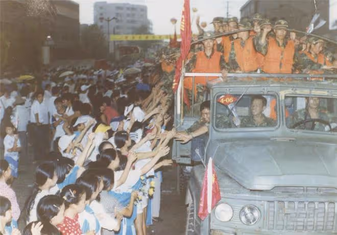 1998年,洪水中6歲女童抱樹9小時獲救,2021年與恩人見面泣不成聲