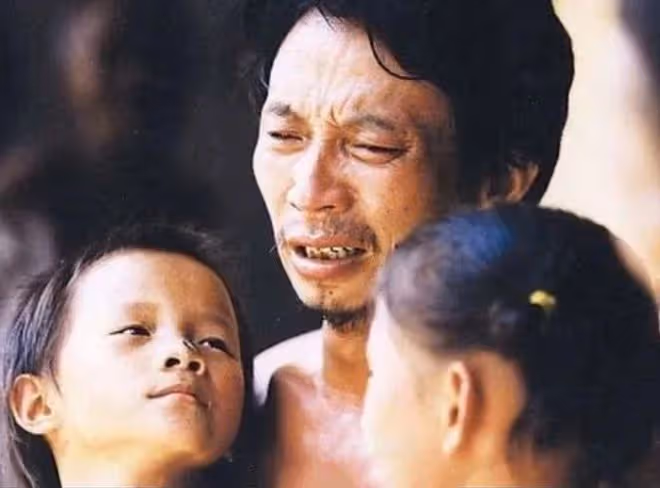 1998年,洪水中6歲女童抱樹9小時獲救,2021年與恩人見面泣不成聲