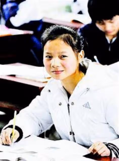 1998年,洪水中6歲女童抱樹9小時獲救,2021年與恩人見面泣不成聲