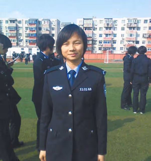 1998年,洪水中6歲女童抱樹9小時獲救,2021年與恩人見面泣不成聲