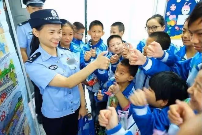 1998年,洪水中6歲女童抱樹9小時獲救,2021年與恩人見面泣不成聲