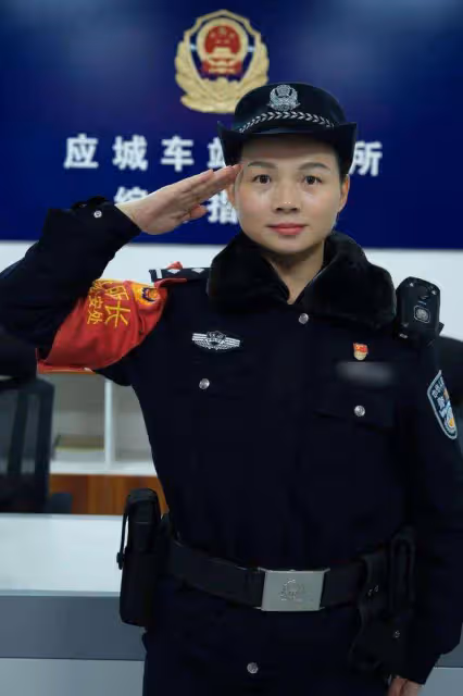 1998年,洪水中6歲女童抱樹9小時獲救,2021年與恩人見面泣不成聲
