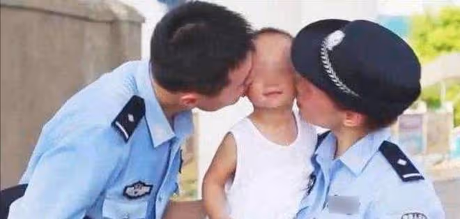 1998年,洪水中6歲女童抱樹9小時獲救,2021年與恩人見面泣不成聲