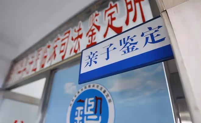 15年前被遺棄女孩找到親生父親,孝敬11年被告知是假的,後來如何