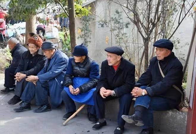 15年前被遺棄女孩找到親生父親,孝敬11年被告知是假的,後來如何