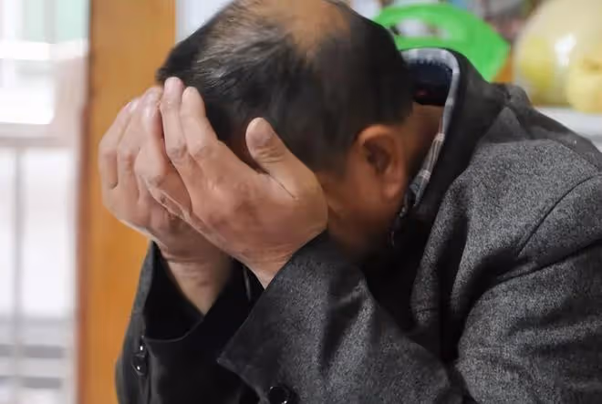 15年前被遺棄女孩找到親生父親,孝敬11年被告知是假的,後來如何
