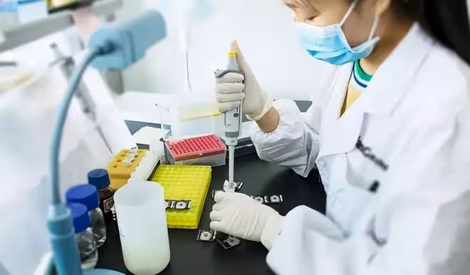 15年前被遺棄女孩找到親生父親,孝敬11年被告知是假的,後來如何