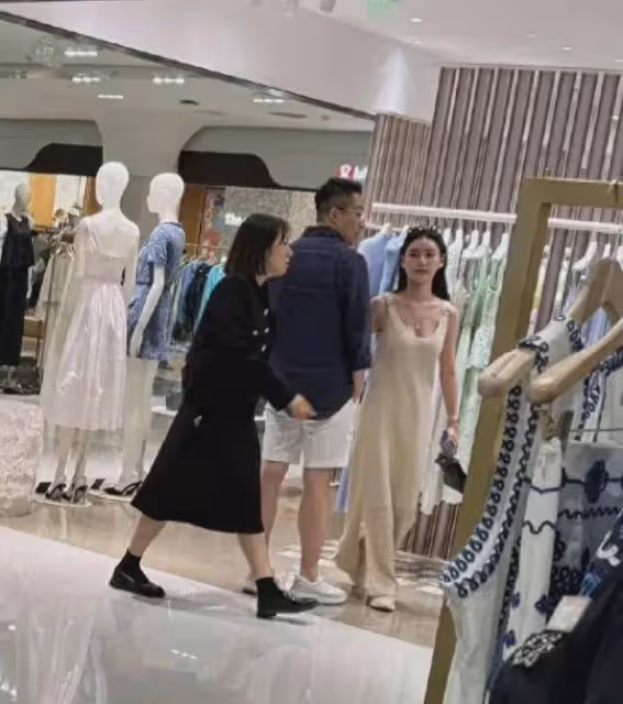 汪小菲和馬筱梅夫婦灣灣探親後返京，倆人攜手逛商場盡顯甜蜜