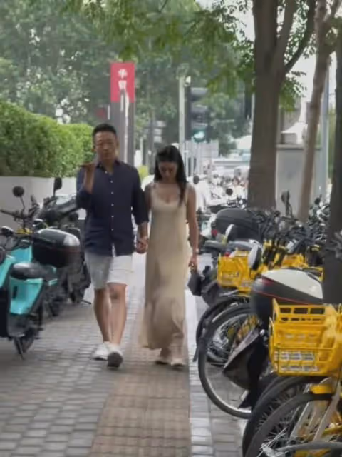 汪小菲和馬筱梅夫婦灣灣探親後返京，倆人攜手逛商場盡顯甜蜜