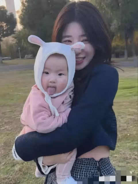 25歲女偶像自爆為王思聰未婚生女，孩子正面照曝光，像爺爺王健林