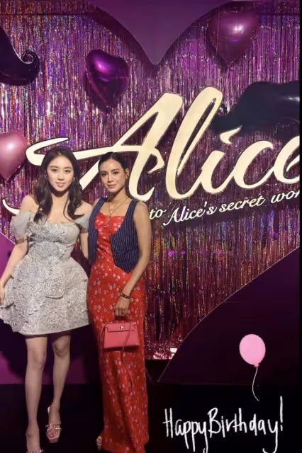 賭王幼女何超欣迎25歲生日，倆兄長倒香檳為么妹慶祝，四太贈豪禮