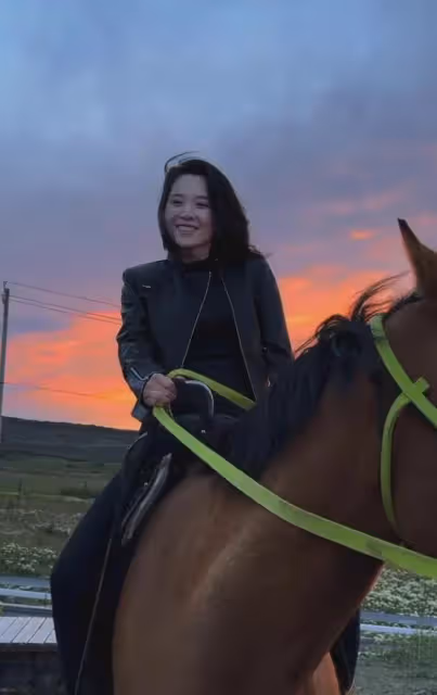 太甜了！汪峰森林北新疆騎馬，李巧緊牽著汪峰，回眸一笑好浪漫！