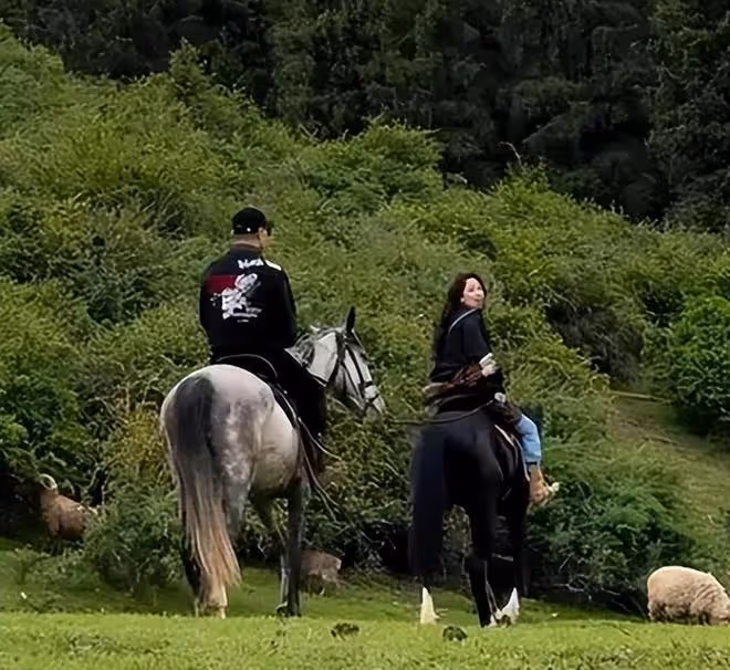 太甜了！汪峰森林北新疆騎馬，李巧緊牽著汪峰，回眸一笑好浪漫！