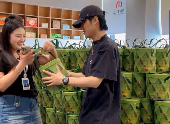小楊哥親自發端午節福利!全公司1300人,2盒粽子1盒鴨蛋被嘲小氣