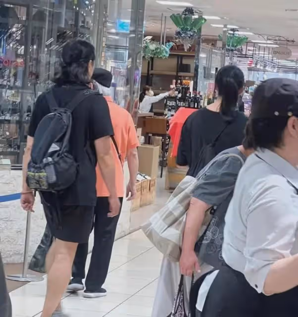 露餡了!鄭伊健在日本被偶遇,本人被曝性格極差,老婆素顏遭吐槽