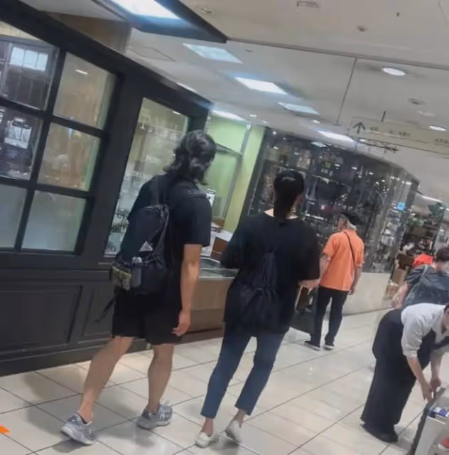 露餡了!鄭伊健在日本被偶遇,本人被曝性格極差,老婆素顏遭吐槽
