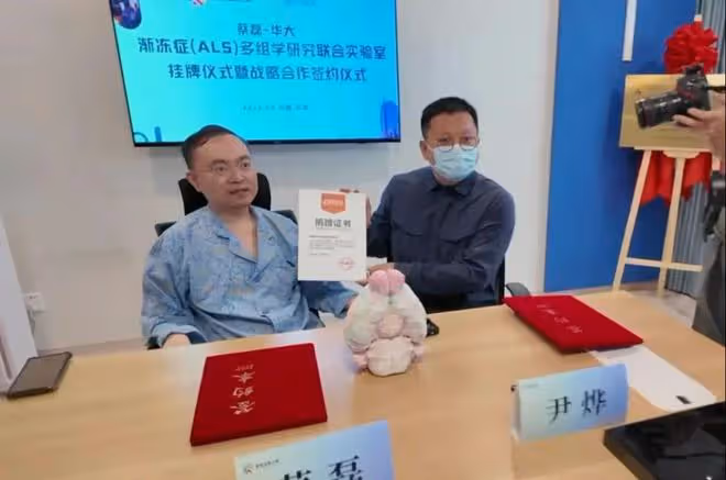 奇蹟出現了!蔡磊走出病房,不用鼻管和輪椅,正常工作氣色極佳!
