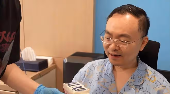 奇蹟出現了!蔡磊走出病房,不用鼻管和輪椅,正常工作氣色極佳!