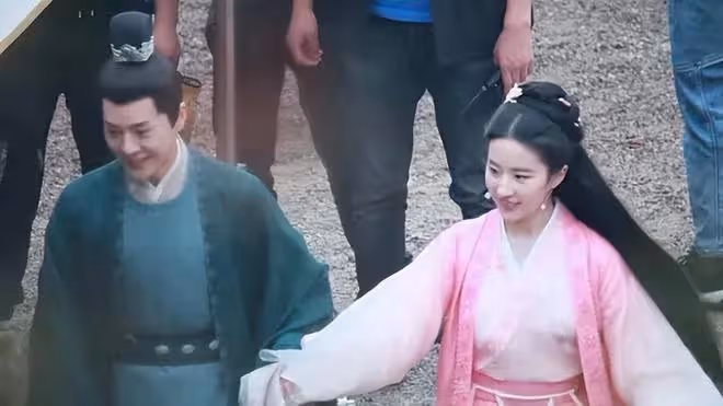 《玫瑰的故事》熱播,劉亦菲「前夫哥」全網刷屏:男配都沒演上?