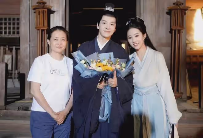 《玫瑰的故事》熱播,劉亦菲「前夫哥」全網刷屏:男配都沒演上?