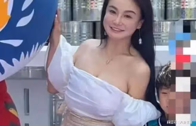 難怪迷倒鄒市明！冉瑩穎上圍豐滿穿衣超暴露，兩個孩子眼睛沒處放
