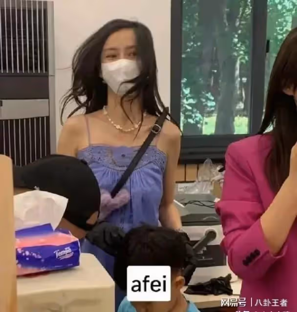 baby不配當媽?陪小海綿參加義賣,學校大露香肩,被批衣著不得體