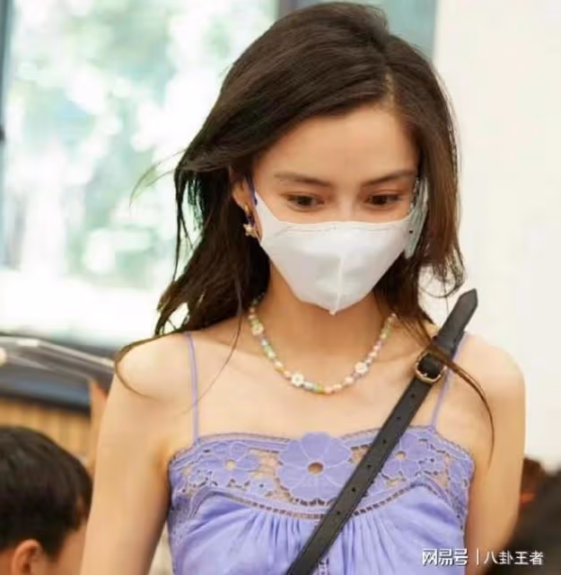 baby不配當媽?陪小海綿參加義賣,學校大露香肩,被批衣著不得體