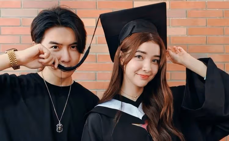唐禹哲孩子的媽大學畢業囉！他帥氣為她喬帽子　和冷氣千金放閃