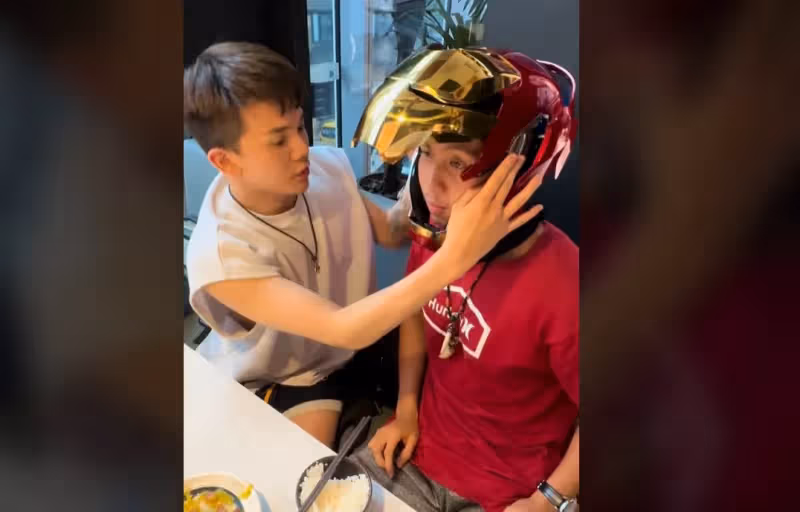 孫安佐現身！戴鋼鐵人頭盔「眼神很飄」　孫生：給他喝符水