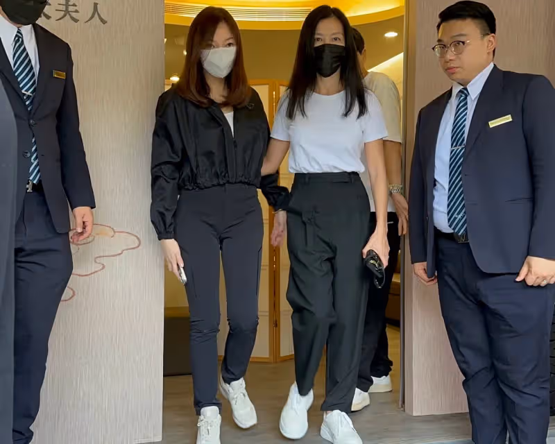 寬姐母喪｜曾馨瑩、林熙蕾牽手赴靈堂　待半小時「我們來關心寬姐」