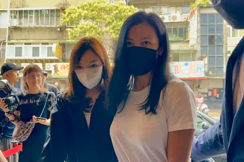寬姐母喪｜曾馨瑩、林熙蕾牽手赴靈堂　待半小時「我們來關心寬姐」