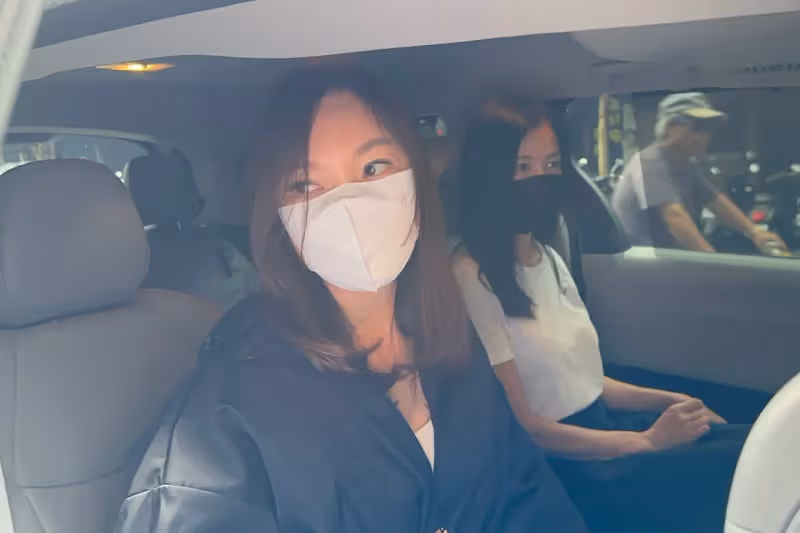 寬姐母喪｜曾馨瑩、林熙蕾牽手赴靈堂　待半小時「我們來關心寬姐」