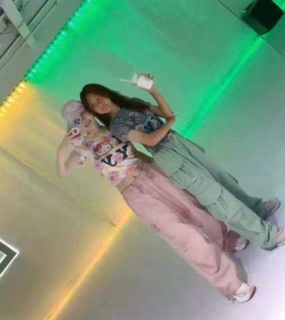 李小璐陪女兒上舞蹈課,甜馨舞姿酷颯趕超媽媽,母女倆共用一張臉