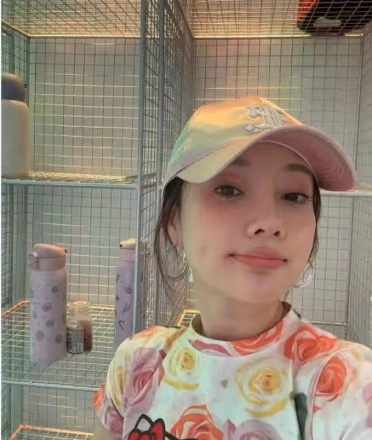 李小璐陪女兒上舞蹈課,甜馨舞姿酷颯趕超媽媽,母女倆共用一張臉