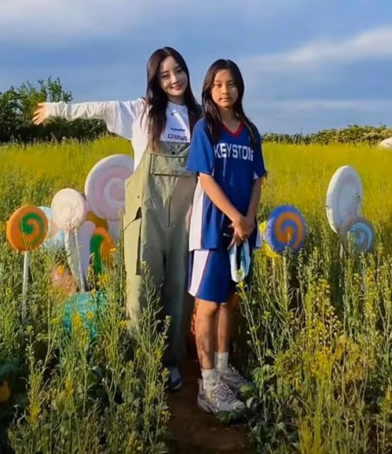 李小璐陪女兒上舞蹈課,甜馨舞姿酷颯趕超媽媽,母女倆共用一張臉