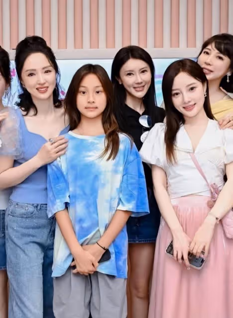李小璐陪女兒上舞蹈課,甜馨舞姿酷颯趕超媽媽,母女倆共用一張臉