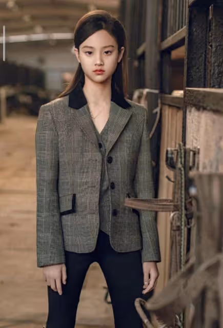李小璐陪女兒上舞蹈課,甜馨舞姿酷颯趕超媽媽,母女倆共用一張臉
