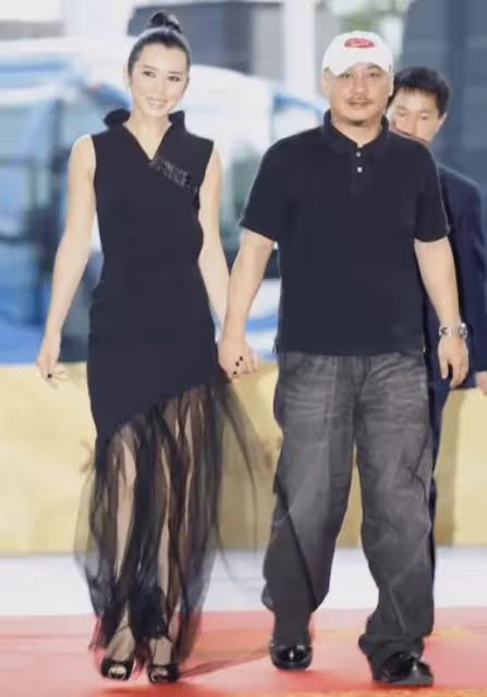 他與蔣雯麗同居5年，和余男同居10年，卻轉身迎娶了張雨綺