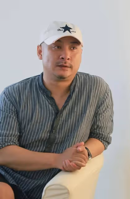 他與蔣雯麗同居5年，和余男同居10年，卻轉身迎娶了張雨綺