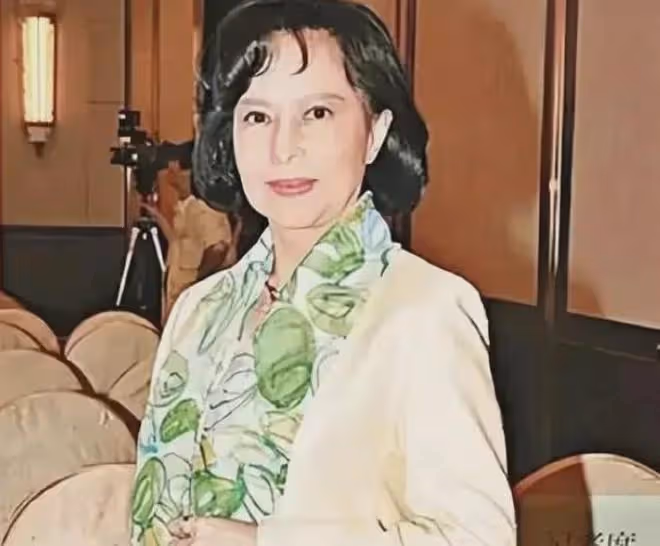 她靠拍大尺度片成名,17歲被泰國總理弟弟追求,晚年卻成國之棟樑