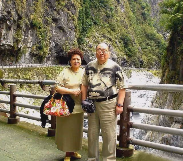 朱逢博:追夫只用了6天,丈夫去世後,她獨守骨灰盒生活16年