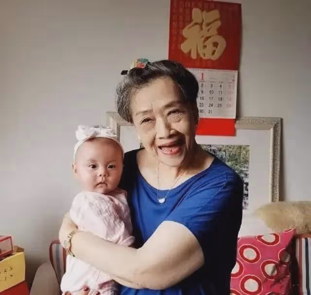 朱逢博:追夫只用了6天,丈夫去世後,她獨守骨灰盒生活16年