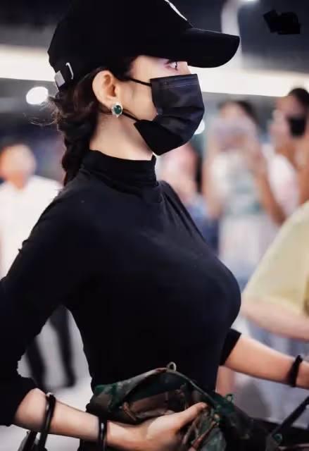 楊冪「杭州蕭山」好美，中式風穿搭凹凸有致，「大冪冪」名不虛傳